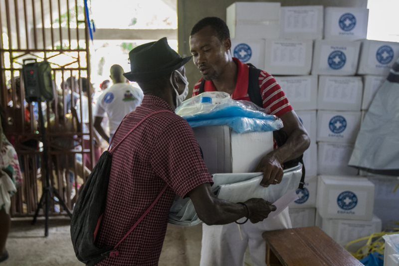 Haiti.-Distribucion-de-kits-de-higiene-mosquiteras-lona-y-bidon-en-Baraderes-departamento-de-Nippes.-2021.-1-1