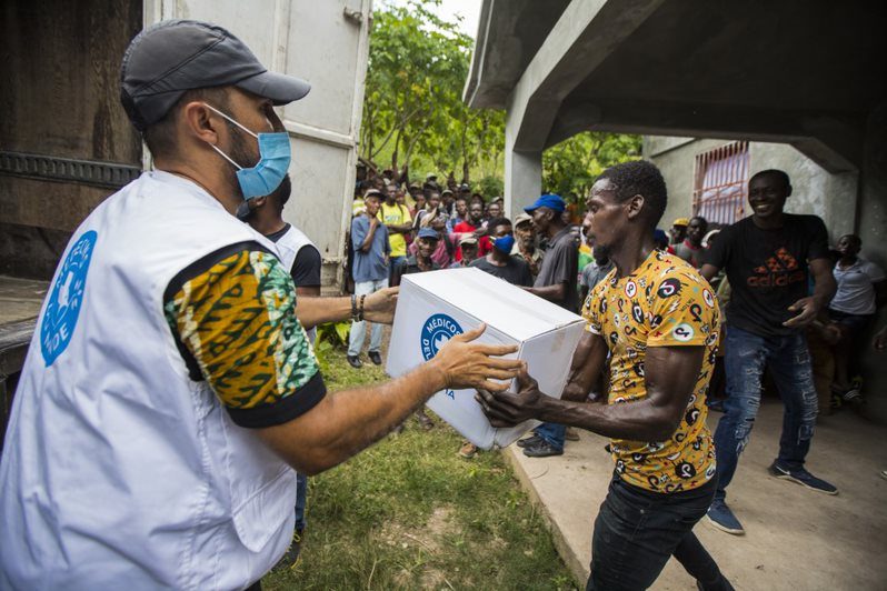 Haiti.-Distribucion-de-kits-de-higiene-mosquiteras-lona-y-bidon-en-Baraderes-departamento-de-Nippes.-2021