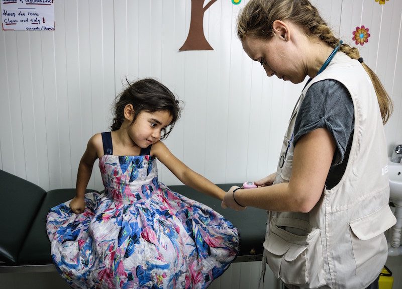 201607_Elliniko_Nikolitsa and her princess measuring oxygen copy