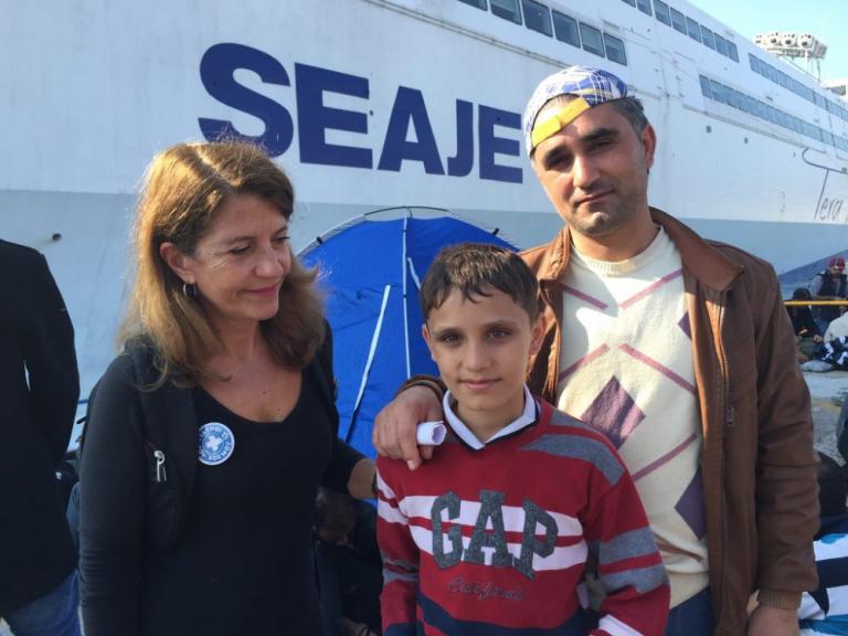 201608_mdm_fran__oise_with_syrian_family_in_lesbos_1024-e1471550069878-768x576
