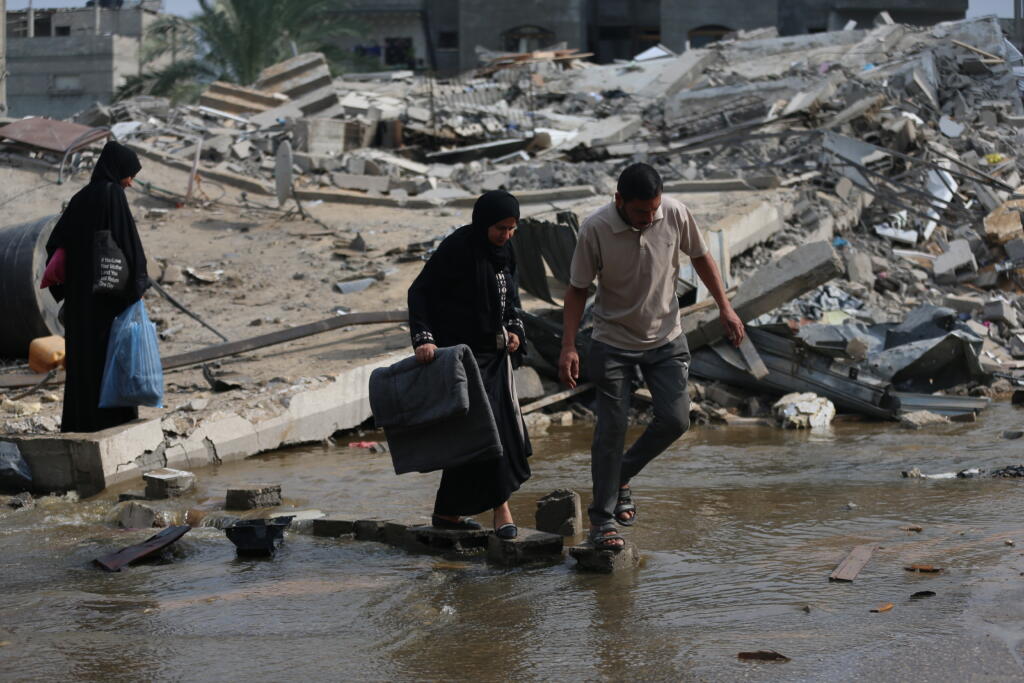 Palestinian citizens are trying to cut off the street in the Beit Lahia area in the northern Gaza Strip ©Mohammed Zaanun (2)