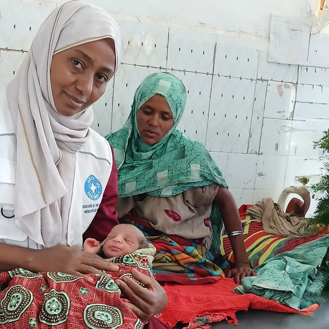 2025-12-eth-afar-fatuma-midwife-quadrat-opw-1132x1132.jpg